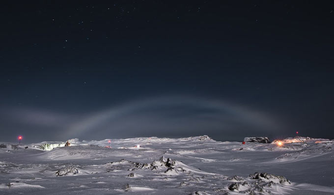 Лунная радуга на полярной станции "Беллинсгаузен" в Антарктике