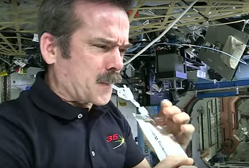 астронавты NASA пьют переработанную мочу